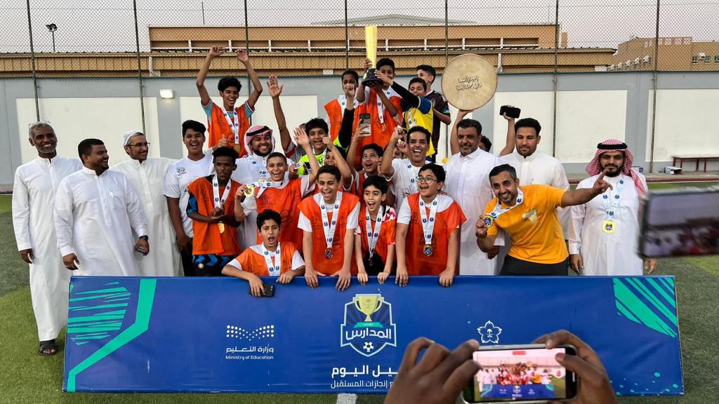 منتخب متوسطة عبدالله بن أُنيس للصف الأول يحقق كأس تعليم منطقة مكة