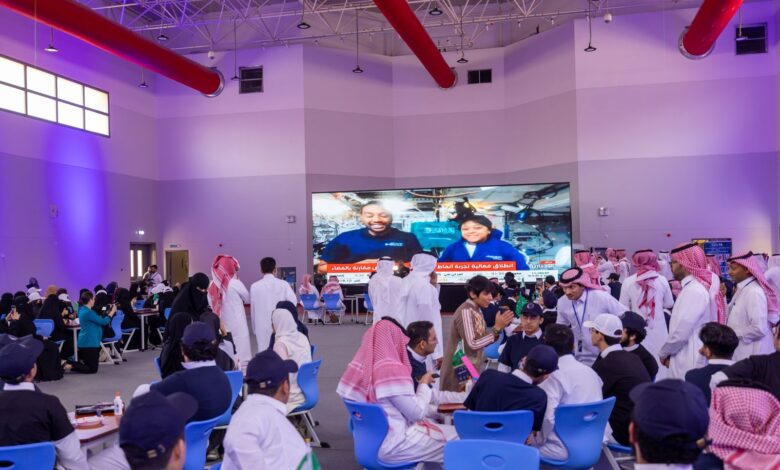رائدا الفضاء السعوديان يجريان تجربة “الانتقال الحراري” مع طلاب المدارس
