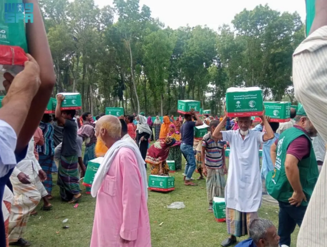 مركز الملك سلمان للإغاثة يوزع 500 سلة غذائية في بنغلاديش